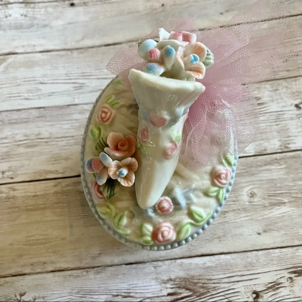 BRIDAL JEWELRY BOX WITH BRIDAL PRINCESS BOOT FLOWERS AND RIBBON